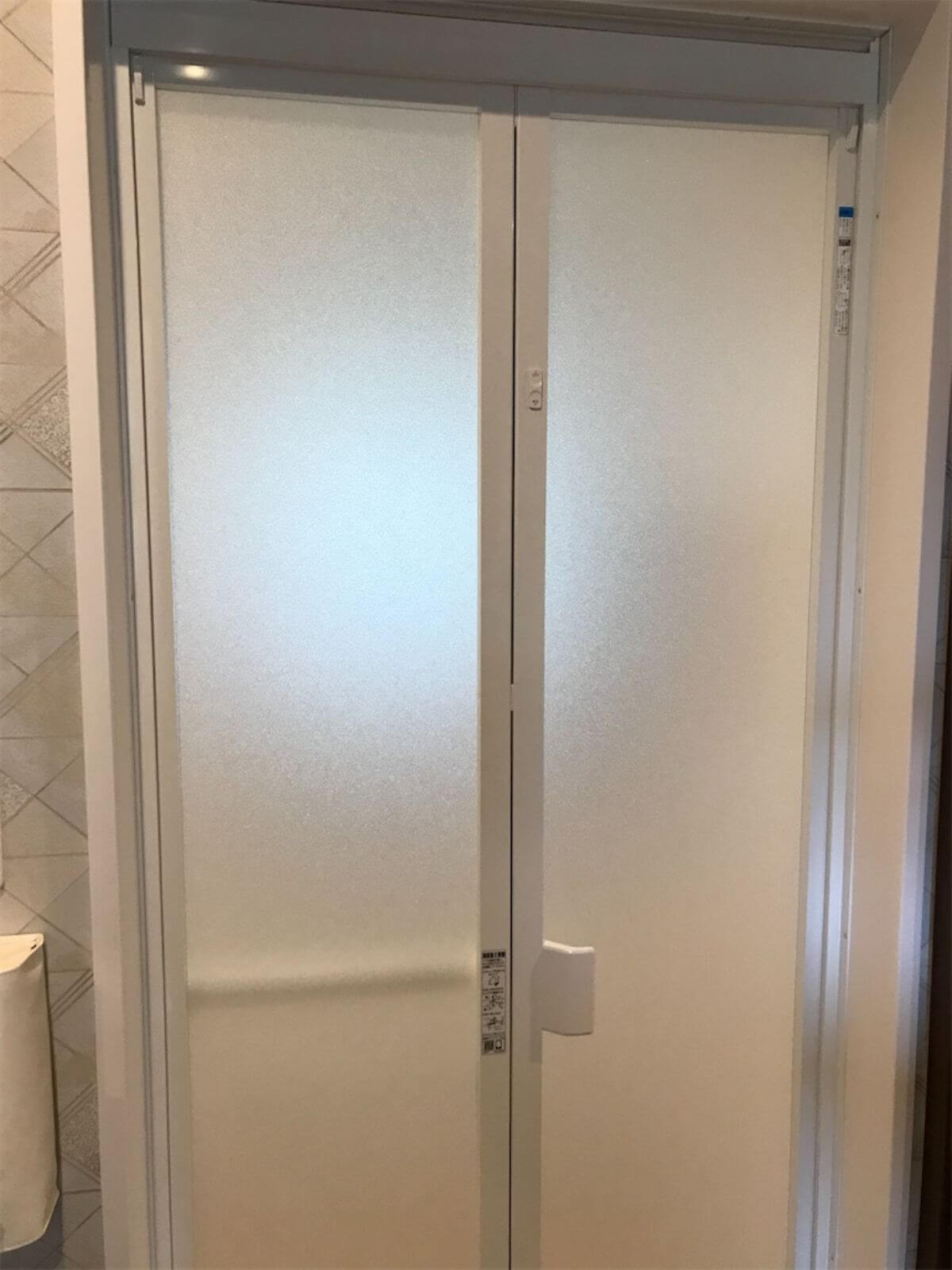 洗面所から見た閉められた浴室ドア