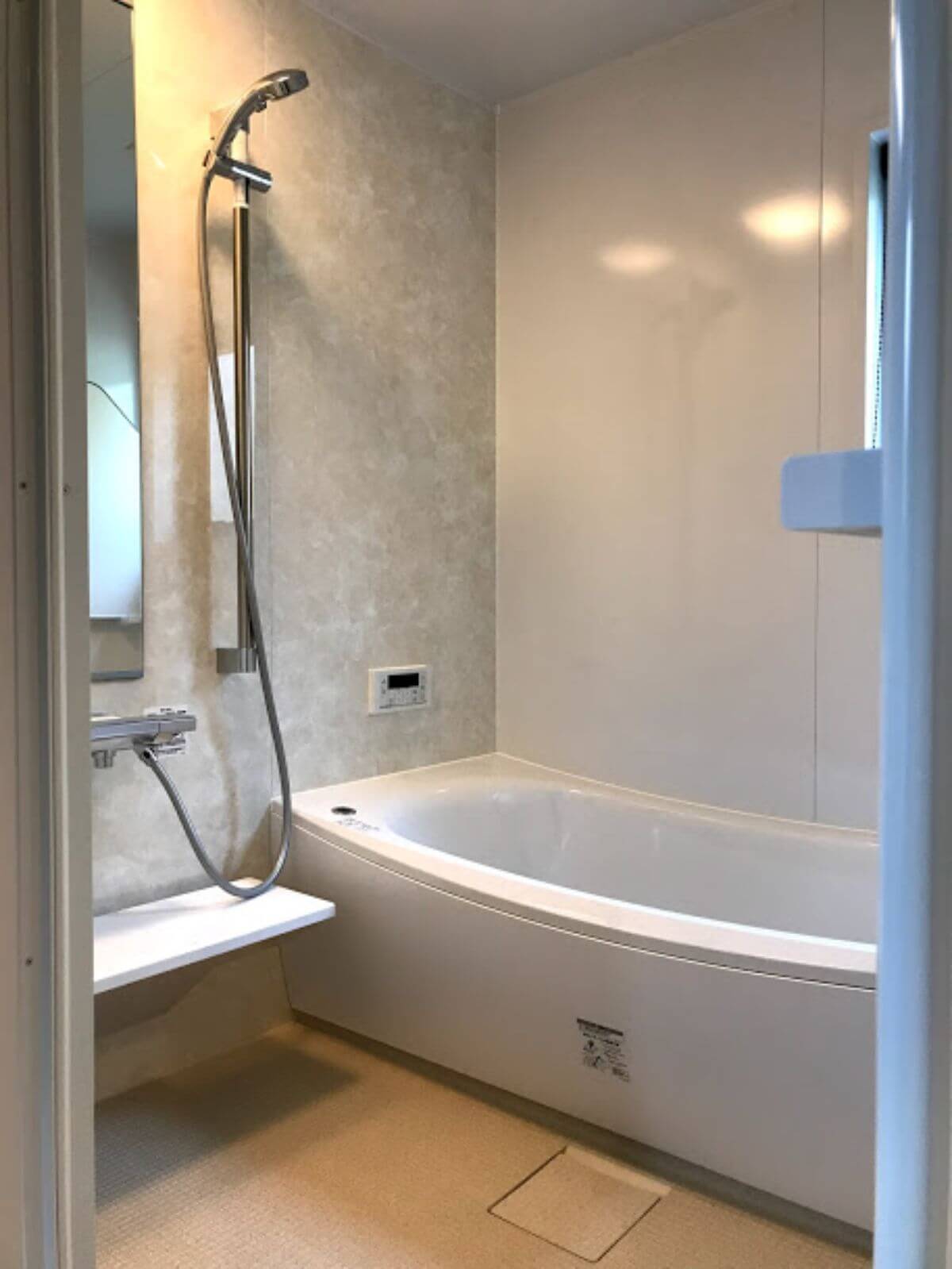 サザナ浴室の白い浴槽と床