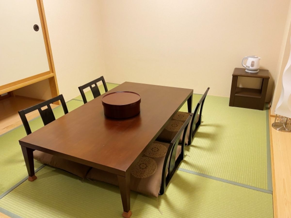緑の畳の和室の座卓と座椅子４つ