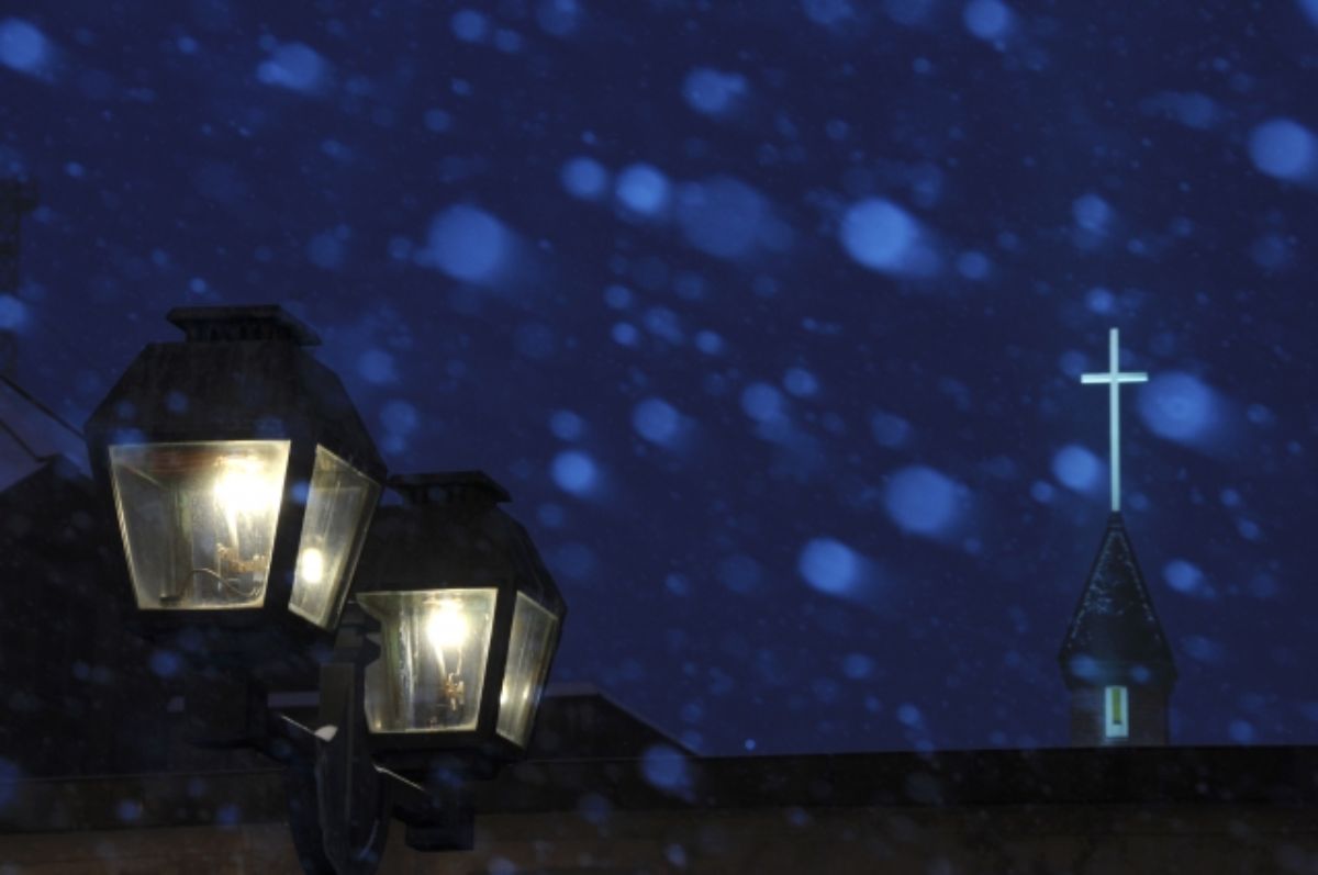 街灯とぼんやり降っている雪