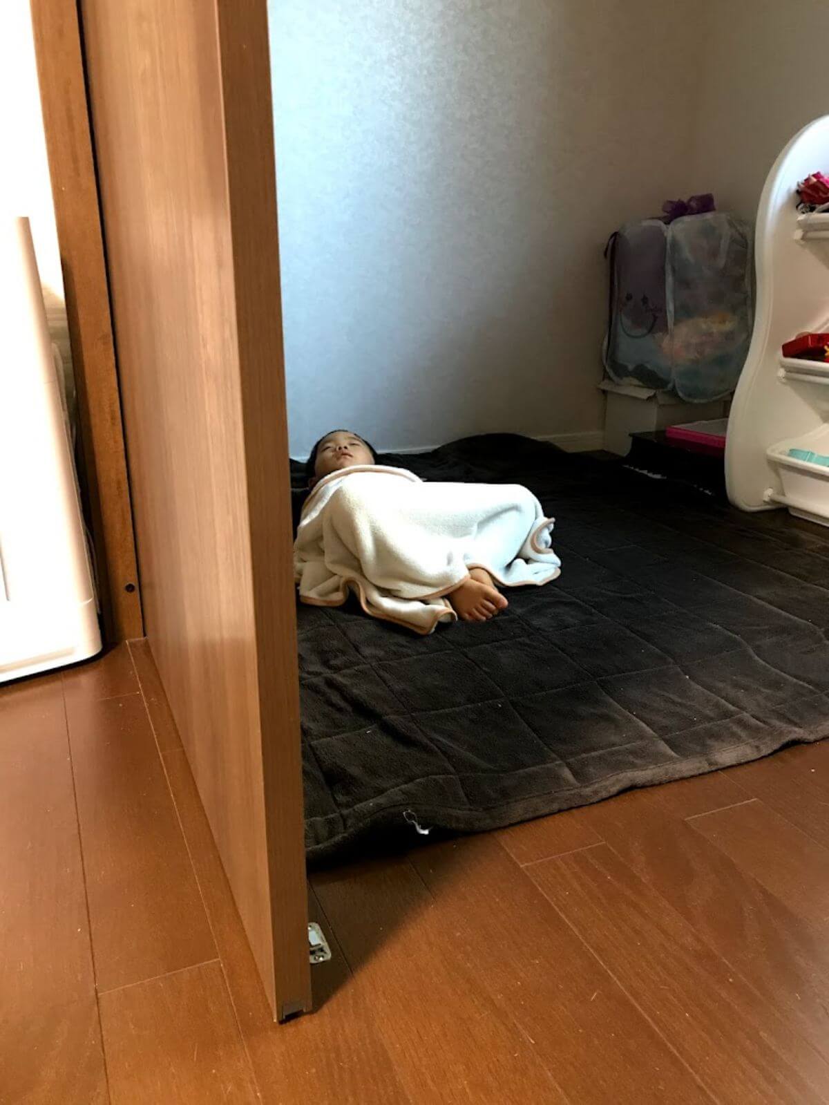 リビング横の部屋で寝ている子供