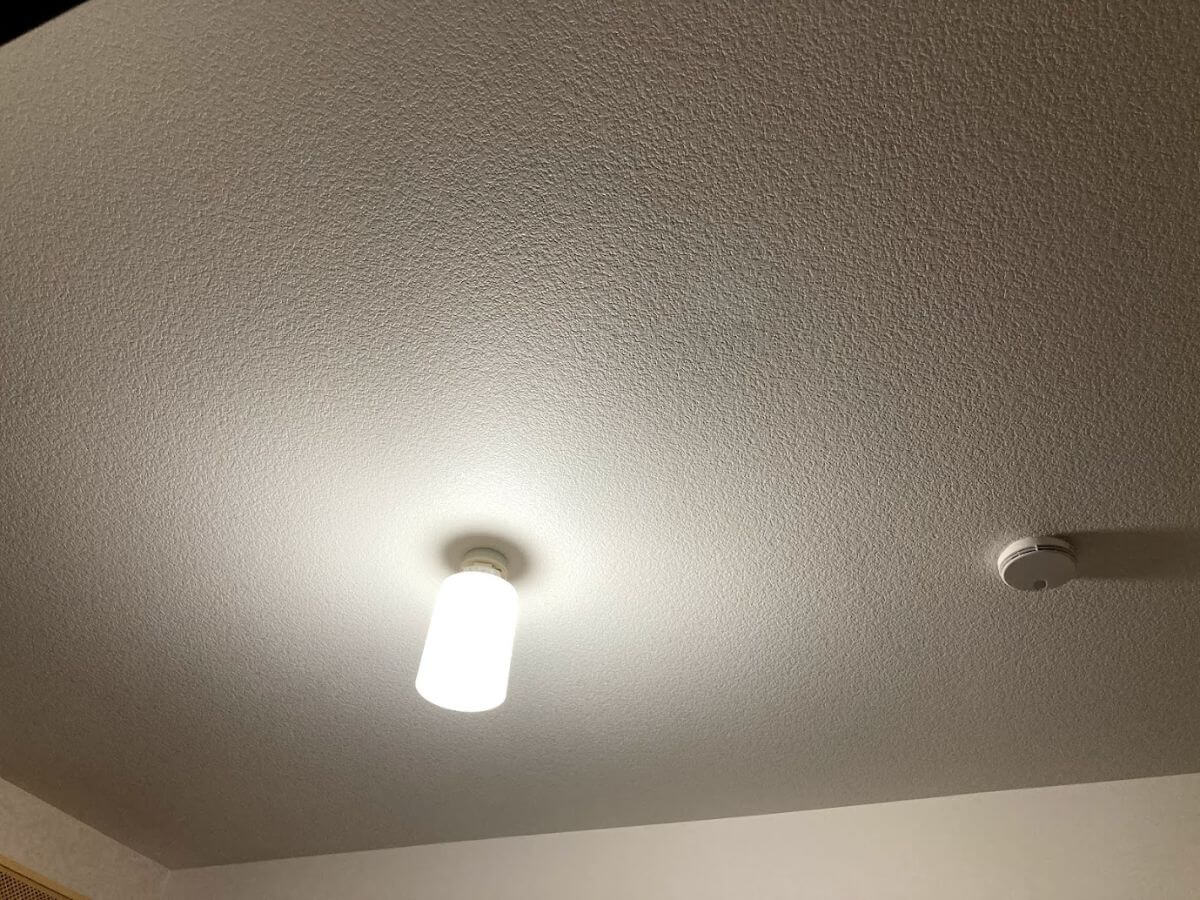 三畳洋室の蓄光クロス天井用照明ライト