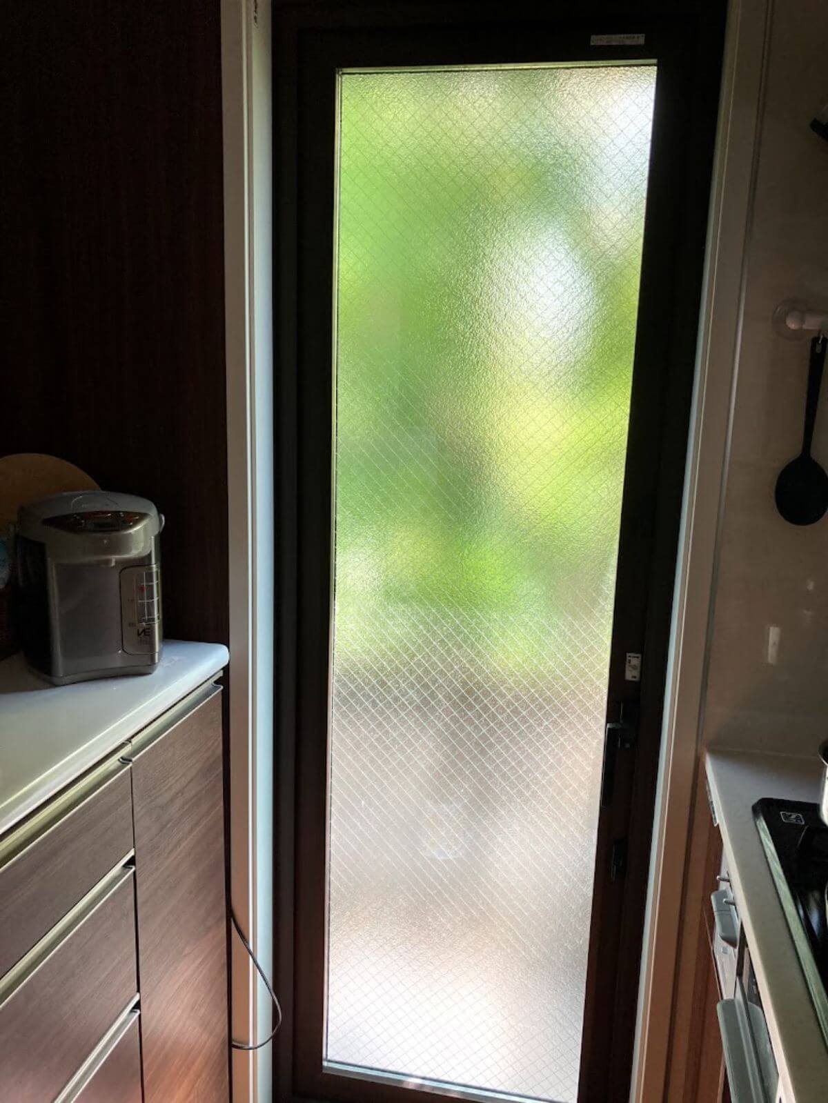 キッチン勝手口網付き不透明窓