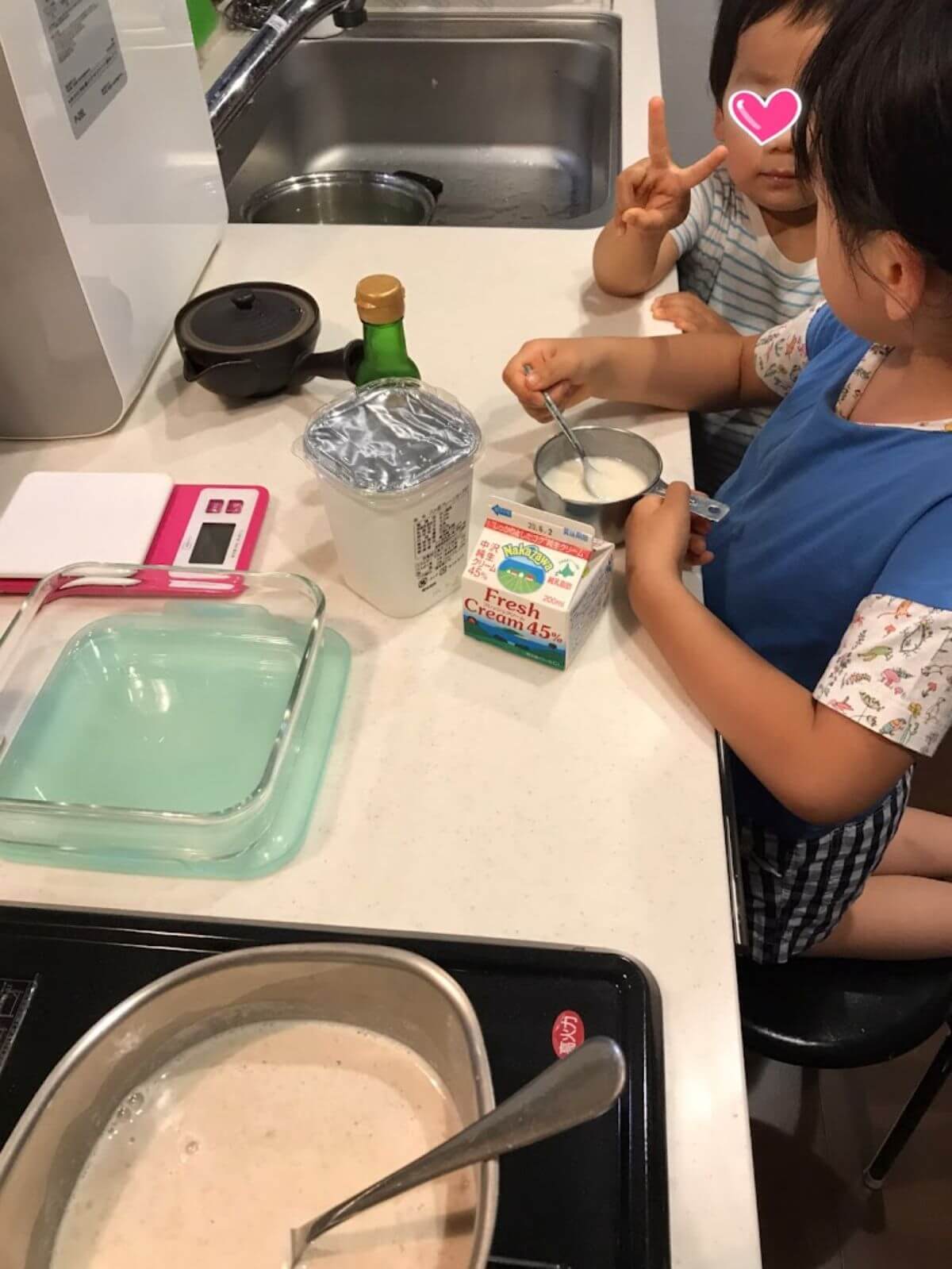 キッチンでお菓子作りをする子どもたち