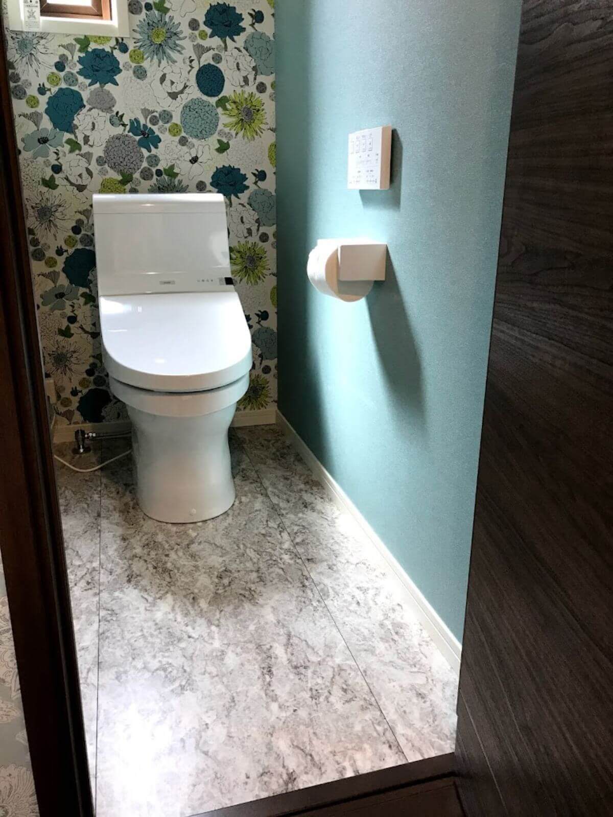 トイレ正面から見たリモコンと床