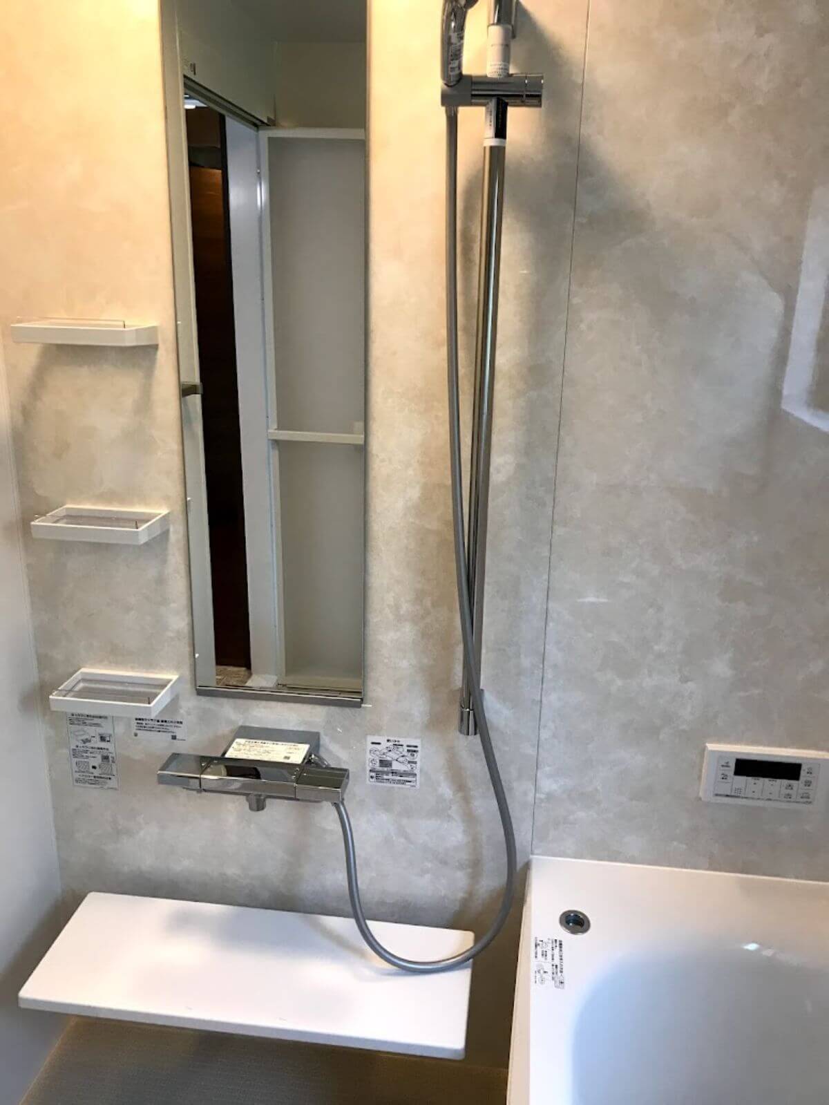 サザナ浴室正面の鏡とカウンターとシャワー