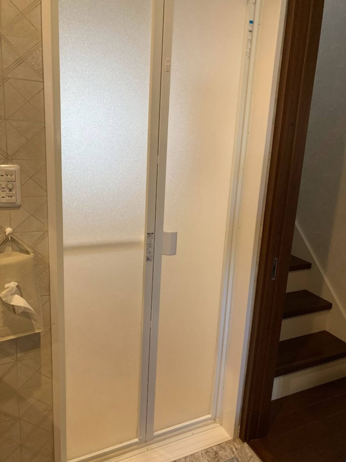 サザナ浴室の白い折れ戸（閉まった状態）