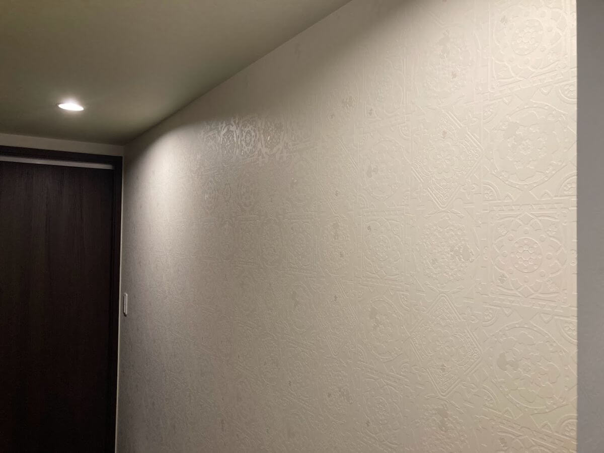 サンゲツ壁紙スヌーピーホワイトを貼った廊下