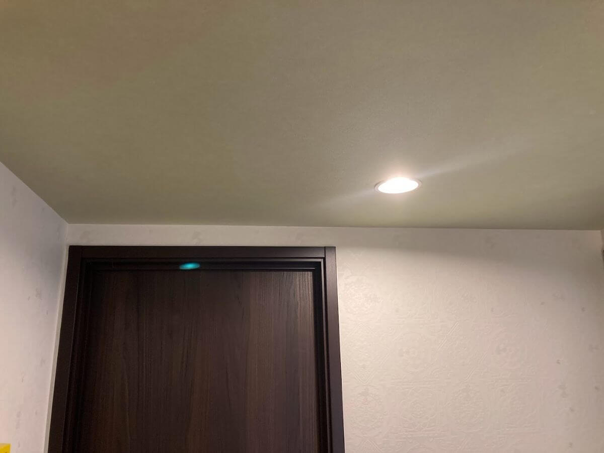 2階廊下のクロスとグリーン壁紙の天井とダウンライト