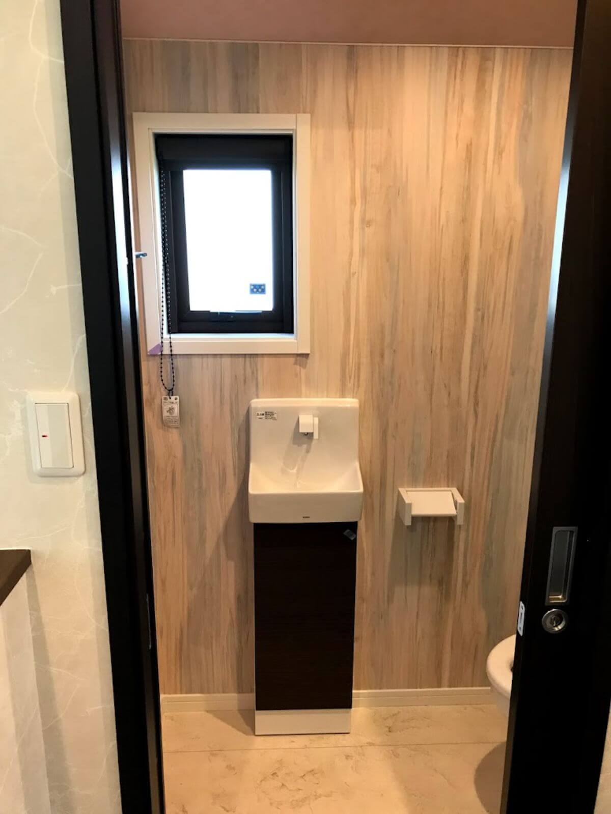 ２階トイレの引き戸と窓と手洗い・サンゲツ木目クロス