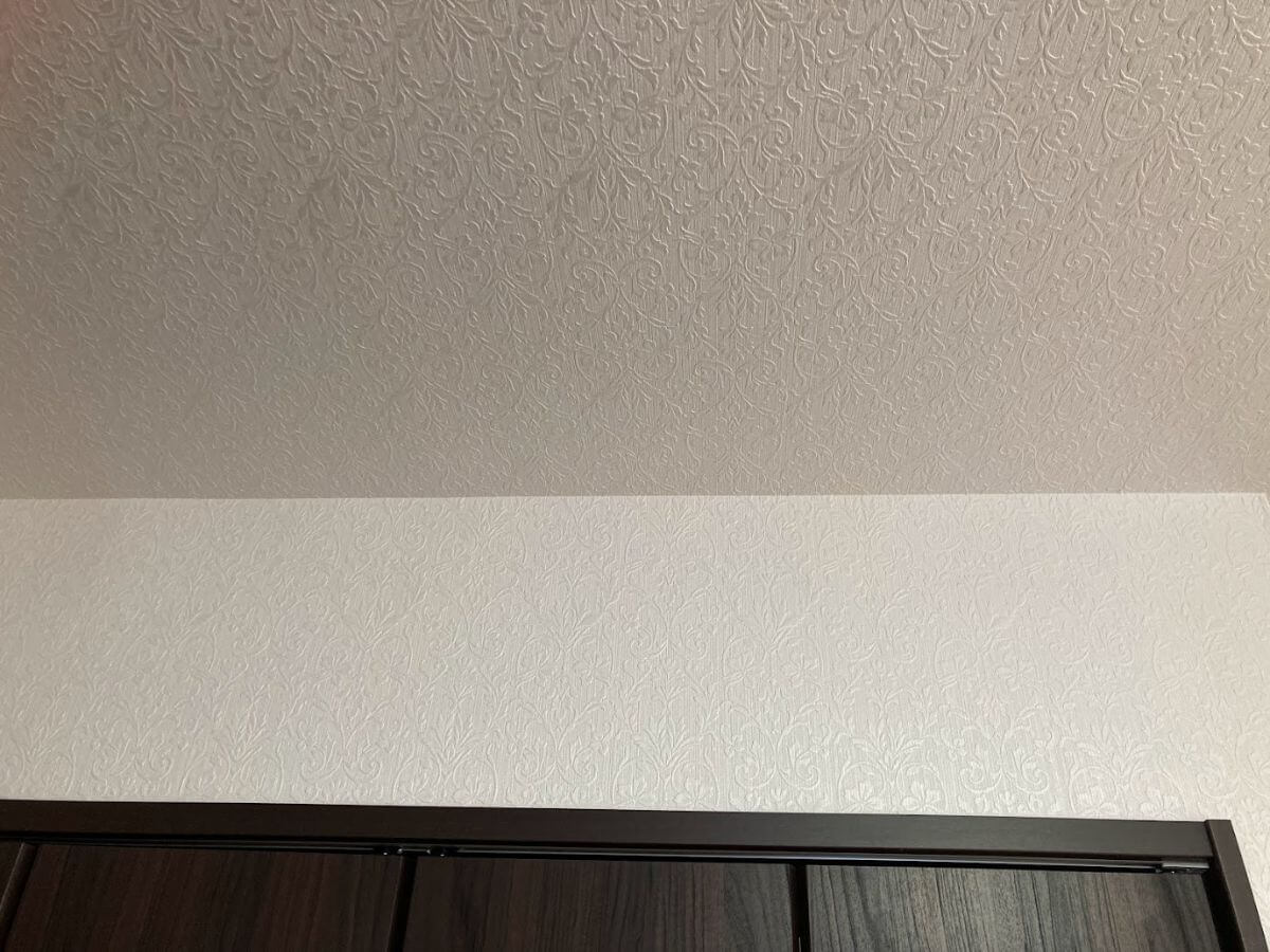 白い柄壁紙クロスの天井から壁の繋がり（天井壁同じクロス）